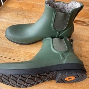 Bogz size 12, women’s insulated rain boots